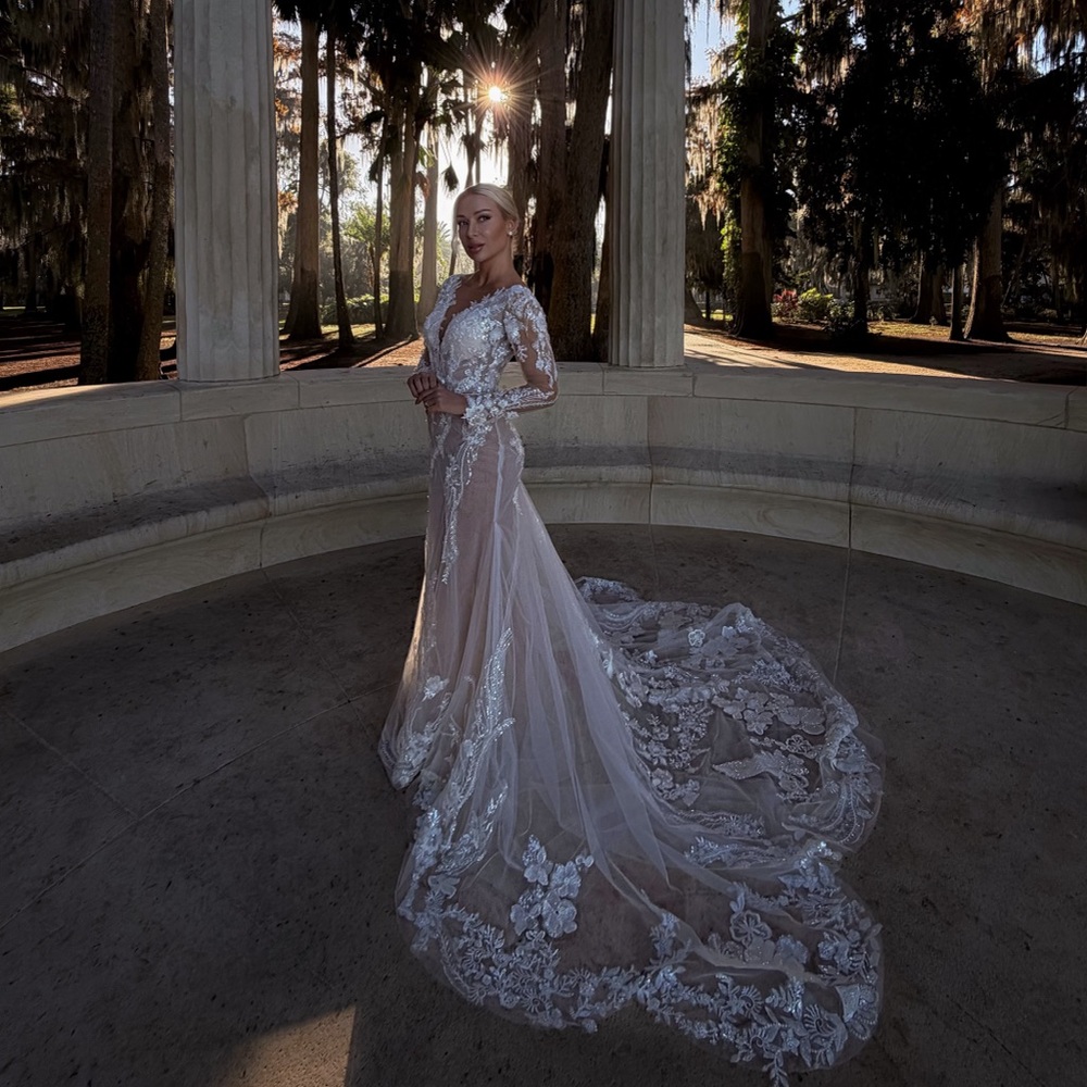 Elegant White Lace Wedding Dress - Picture 6 of 7